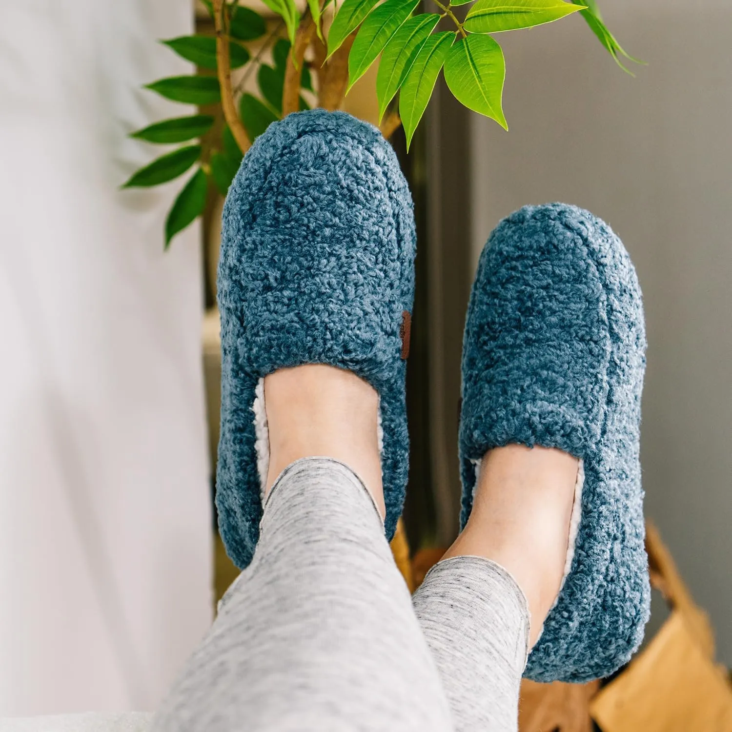 LongBay Women's Fuzzy Memory Foam Slippers Warm Cozy Shearling House Slippers for Ladies Supportive Slip on Indoor Home Shoes